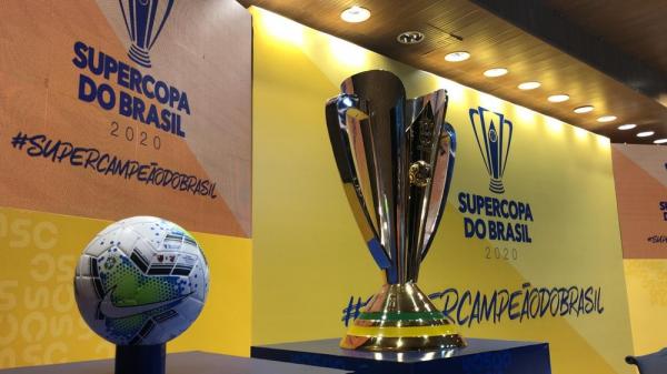 Bola e ta&ccedil;a da Supercopa do Brasil em evento da CBF.(Imagem:Raphael Zarko/GloboEsporte.com)