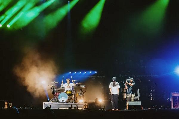 Twenty One Pilots prova no Lolla 2023 que segue subindo de patamar (e na torre de iluminação)