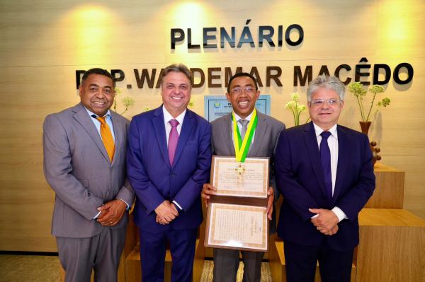 Joel Rodrigues, pr&eacute;-candidato a governador, recebe homenagem em sess&atilde;o especial na Assembleia Legislativa(Imagem:Ascom)