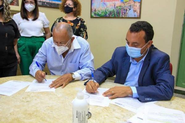 Dr Pessoa autoriza concurso para contratar 1.114 professores; salário de até R$ 4,8 mil