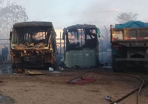 Incêndio atinge oficina, destrói ônibus, caminhão e dois carros