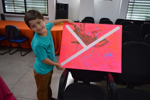 Menino de 10 anos com Síndrome de Down aposta na arte abstrata e vende quadros por até R$ 800