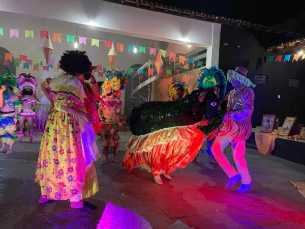 Grupos beneficiados com leis culturais se apresentam em Floriano