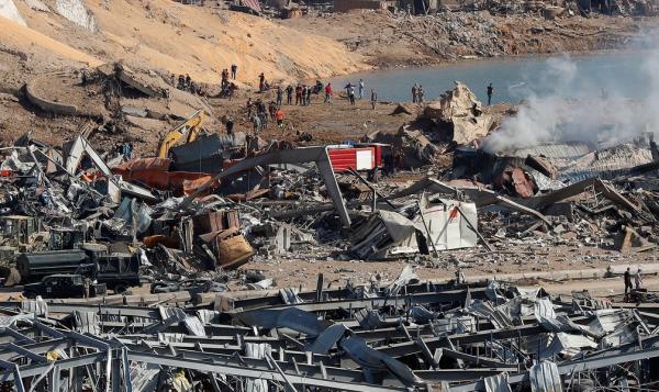 Equipes de resgate e agentes de seguran&ccedil;a trabalham no local de uma explos&atilde;o que atingiu o porto de Beirute, no L&iacute;bano, nesta quarta-feira (5).(Imagem:Hussein Malla/AP)
