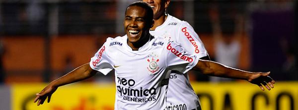 Em noite dos volantes, Timão vence Tricolor no clássico e encosta no Flu