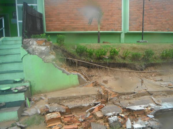  Chuva derruba muro da 10&ordf; Regional de Sa&uacute;de de Floriano.(Imagem:FlorianoNews)