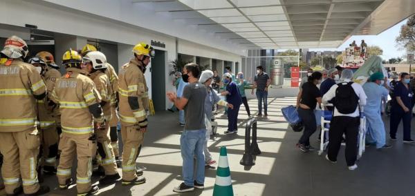 Bombeiros, parentes de pacientes e funcion&aacute;rios do Hospital Santa Luzia em frente ao pr&eacute;dio, durante inc&ecirc;ndio.(Imagem:TV Globo/ Reprodu&ccedil;&atilde;o)
