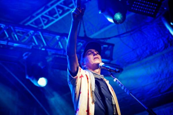 O cantor Zeca Baleiro encantou o p&uacute;blico e deu o tom da energia que deve marcar todas as noites do evento.(Imagem:Anna J&uacute;lia Melo)