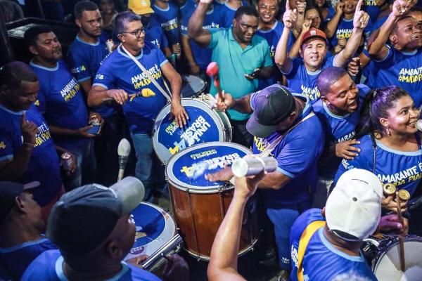 Em &Aacute;gua Branca, multid&atilde;o recebe Silvio e Joel e canta: 