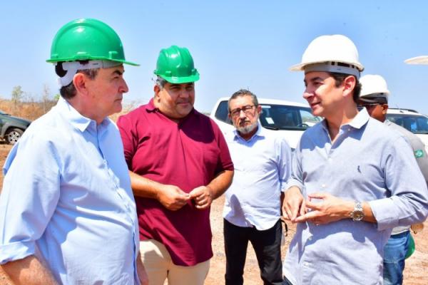 Prefeito Antônio Reis visita obras do Esgotamento Sanitário de Floriano