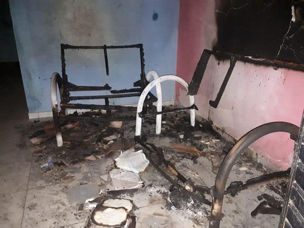 Bandidos arrombam e ateiam fogo em residência em Floriano