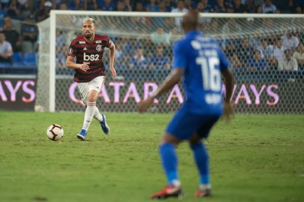 Léo Duarte vai ao CT se despedir de companheiros no Flamengo, e viaja para Milão nos próximos dias