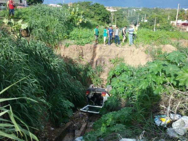 Carro com 4 pessoas tomba ao lado de ponte em Teresina