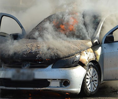 Carro pega fogo dentro da UFPI e assusta família e estudantes