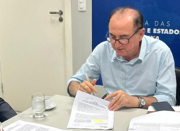 Prefeito Antonio Reis firma convênio para melhorias de acesso à orla do Rio Parnaíba em Floriano