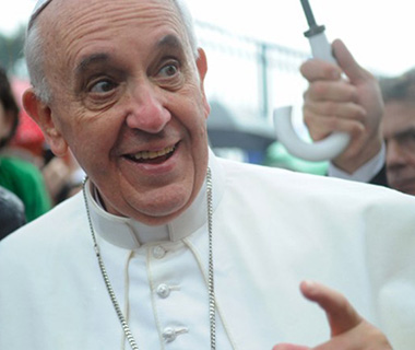 Papa Francisco precisa ser socorrido por bombeiros após ficar preso em elevador