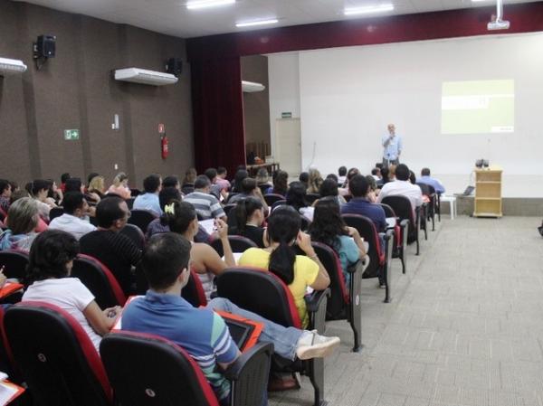 HU convoca primeiros aprovados e anuncia mais contrações em maio