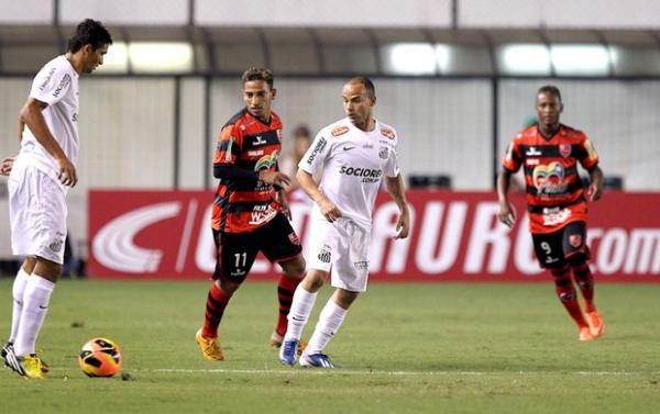 L&eacute;o troca passes com Durval no primeiro tempo contra o Flamengo-PI.(Imagem:Wander Roberto / Vipcomm)