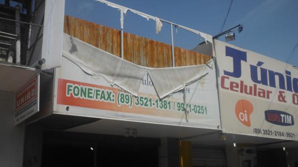 Forte ventania arrancou &aacute;rvores e placas em Floriano.(Imagem:FlorianoNews)