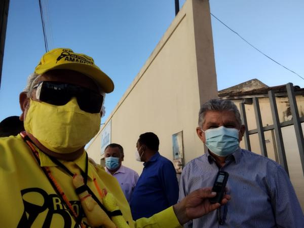 Pastor Besaleel cedendo entrevista ao rep&oacute;rter Amarelinho(Imagem:FlorianoNews)