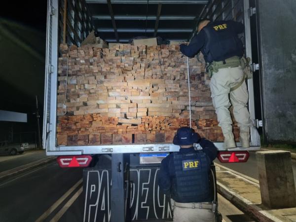 PRF apreende carga com 36 m&sup3;de madeira ilegal em Floriano.(Imagem:Divulga&ccedil;&atilde;o/PRF)