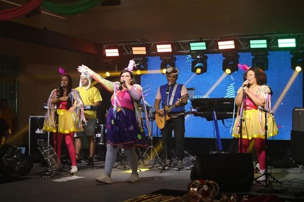 A programa&ccedil;&atilde;o come&ccedil;ou na tarde de sexta-feira com um espa&ccedil;o especial para o p&uacute;blico infantil, embalado pelos cl&aacute;ssicos da banda Est&oacute;ria Cantada.(Imagem:Reprodu&ccedil;&atilde;o)