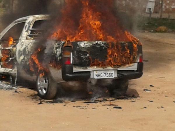 Carro pega fogo após pane elétrica no Km 335 da BR-343 em Teresina
