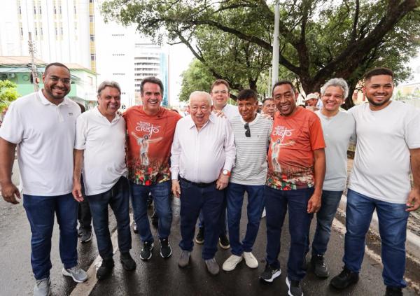 No Domingo de Páscoa, Joel e Ciro participam de procissão no meio da multidão no Centro de Teresina