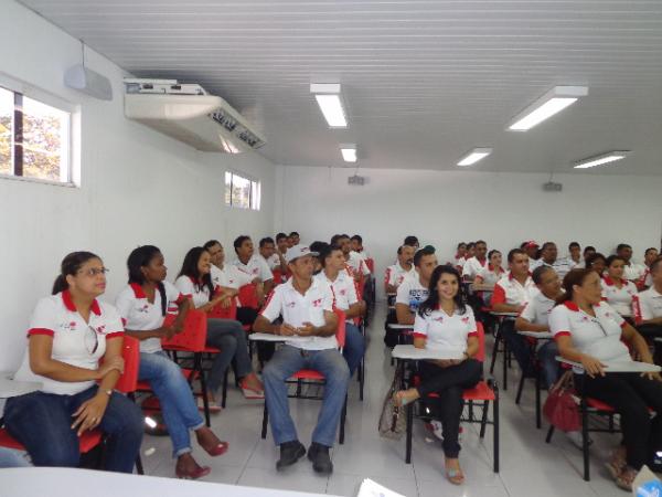 Funcion&aacute;rios da Cajueiro Motos participaram de treinamento sobre Gest&atilde;o de Pessoas e Recursos Humanos.(Imagem:FlorianoNews)