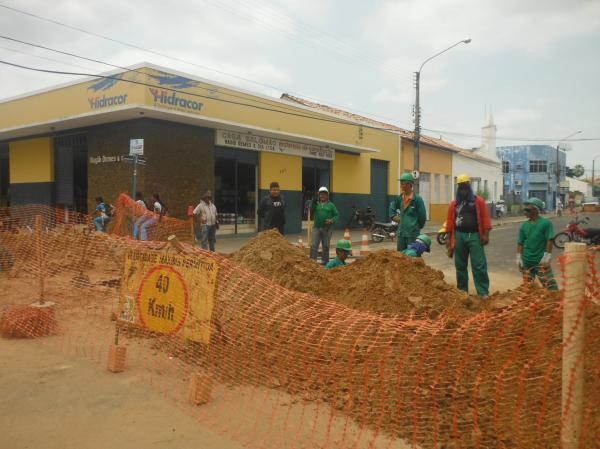 Problemas no abastecimento de &aacute;gua apareceram com mais frequ&ecirc;ncia devido as obras de Esgoto Sanit&aacute;rio em Floriano.(Imagem:FlorianoNews)