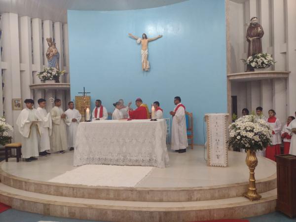 Di&aacute;cono Raimundo Jos&eacute; Ferreira Dias &eacute; ordenado em emocionante Celebra&ccedil;&atilde;o Eucar&iacute;stica na Diocese de Floriano.(Imagem:FlorianoNews)