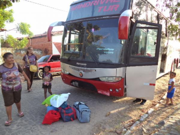 Devotos de Floriano e Bar&atilde;o de Graja&uacute; seguem em romaria rumo ao Canind&eacute;.(Imagem:FlorianoNews)