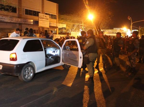 Homem é morto a tiros ao parar em semáforo na Zona Sudeste da capital
