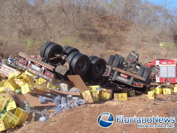 Caminh&atilde;o tomba e motorista morre em acidente na PI 140.(Imagem:FlorianoNews)