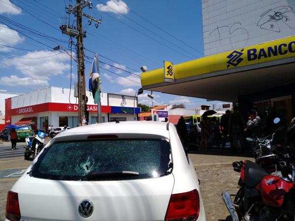 Policial troca tiros com bandidos durante assalto na porta de banco em Teresina