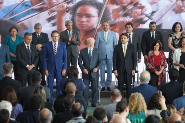 "Piauí sai na frente com toda a rede estadual já com internet" diz governador