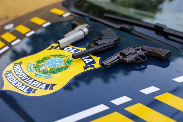 Dupla é presa com armas de fogo dentro de ônibus na BR 343