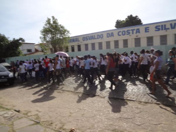 Realizado ato p&uacute;blico de mobiliza&ccedil;&atilde;o em prol de aluno desaparecido.(Imagem:FlorianoNews)