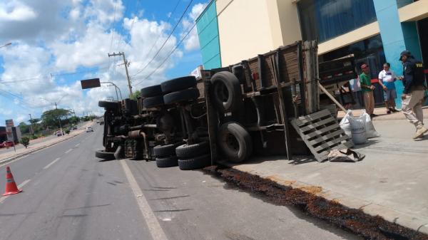 Caminhão carregado de cimento tomba em Floriano após perder o controle por falha nos freios