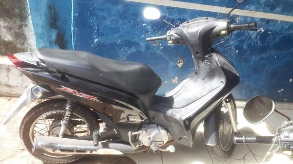 Motocicleta recuperada pela PM.(Imagem:Reprodu&ccedil;&atilde;o/Jc24horas)