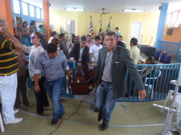 Familiares, amigos e autoridades d&atilde;o &uacute;ltimo adeus a ex-vice-prefeito Salom&atilde;o Ayres.(Imagem:FlorianoNews)