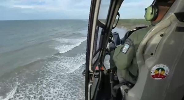 Helicóptero da PMPI resgata família que ficou ilhada após embarcação quebrar e ficar à deriva
