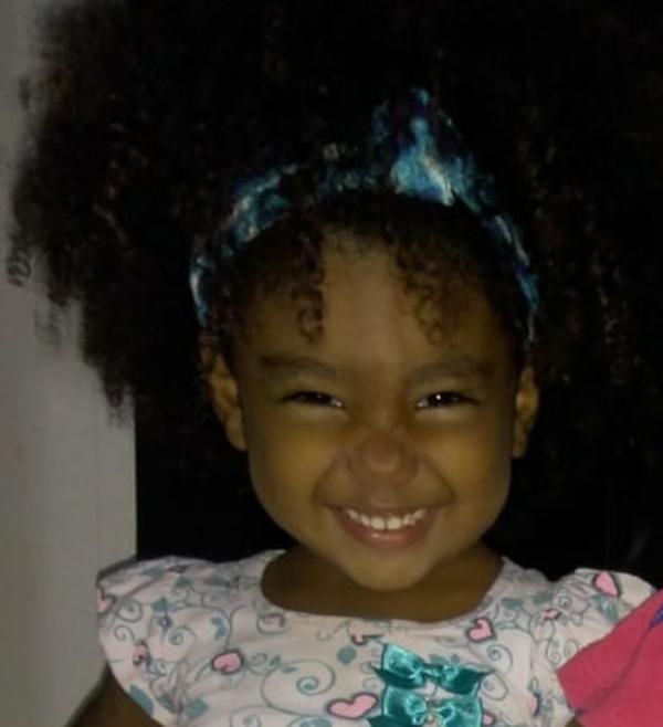 Um mês após menina morrer com tiro na cabeça na porta de casa, polícia continua buscas por suspeitos
