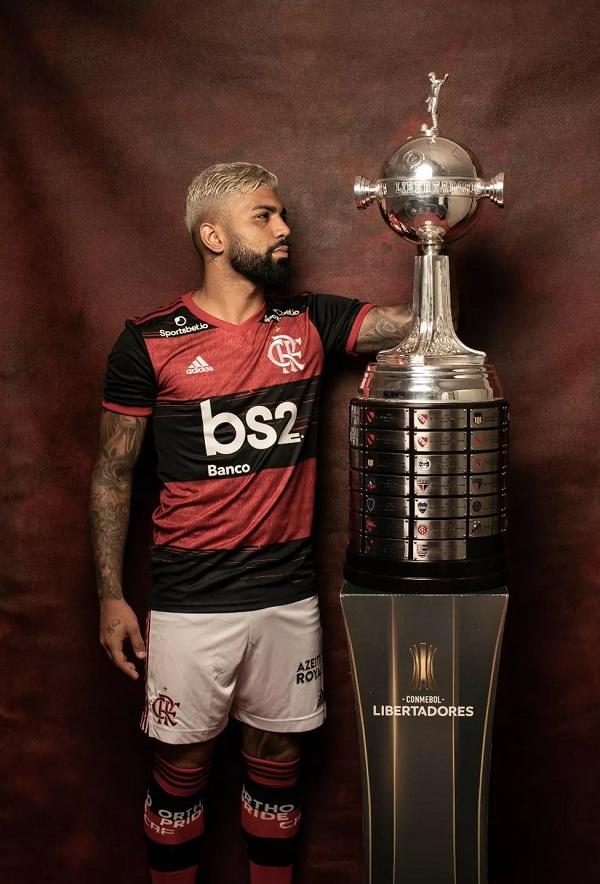 Gabigol com a Ta&ccedil;a da Libertadore(Imagem: Libertadores/Divulga&ccedil;&atilde;o )