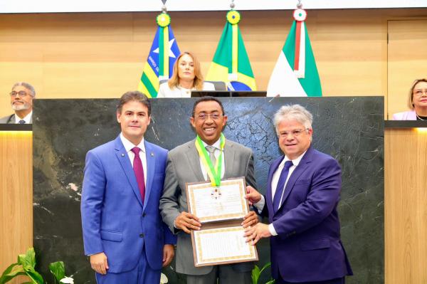 Joel Rodrigues, pré-candidato a governador, recebe homenagem em sessão na Assembleia Legislativa