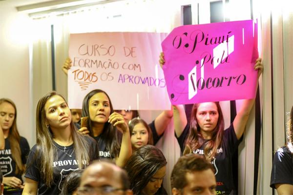 Aprovados em concurso da Polícia Civil do Piauí protestam por convocação.(Imagem:Roberta Aline/ Cidadeverde.com)