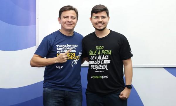 Diretor Geral de Vestibulares do Col&eacute;gio, Clemilson Martins, ao lado de Marcus Ryan, aprovado em Medicina. (Imagem:Divulga&ccedil;&atilde;o/CEV.)