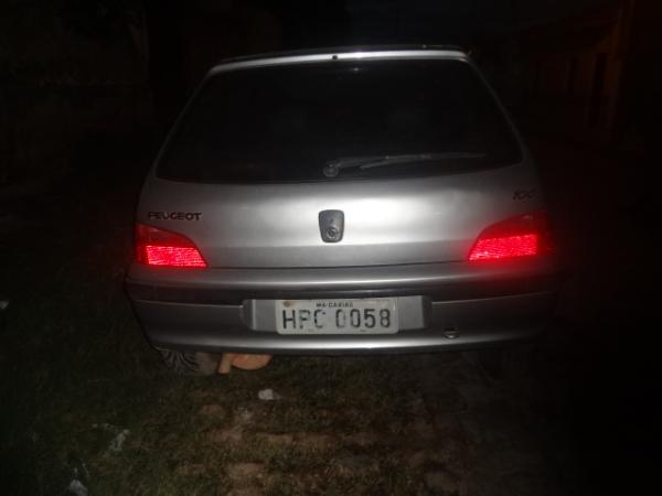 Carro &eacute; abandonado no centro de Floriano. (Imagem:FlorianoNews)