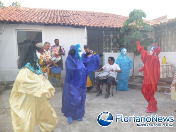 Bloco Chanas Cheirosas esquenta a quinta-feira pr&eacute;-carnaval em Floriano.(Imagem:FlorianoNews)