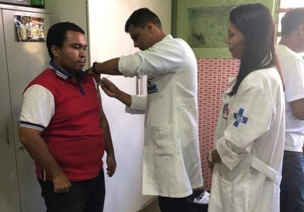Acad&ecirc;micos da FAESF realizam atualiza&ccedil;&atilde;o vacinal na Escola Pequeno Pr&iacute;ncipe.(Imagem:FAESF)